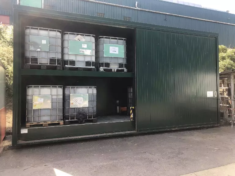 Hoe kies ik mijn opslagcontainer voor pallets groen geïsoleerd