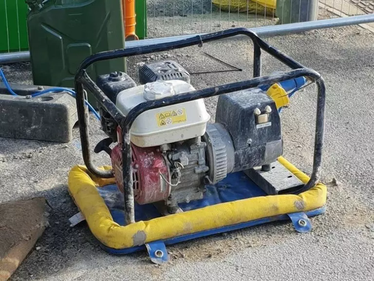 olielekken en bodemverontreiniging voorkomen op bouwwerven generator